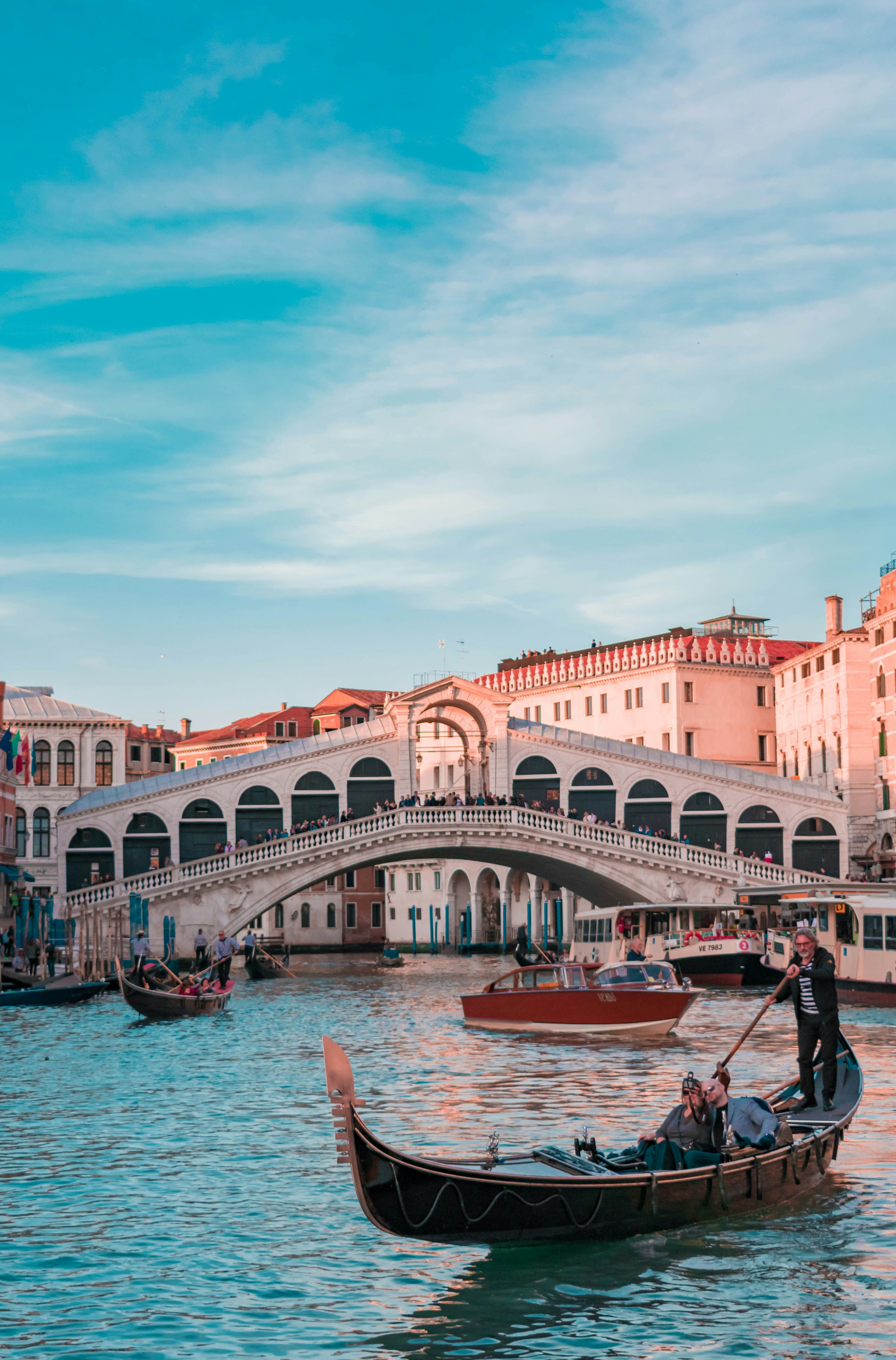 Bilde av Venezia rett ved vannet.